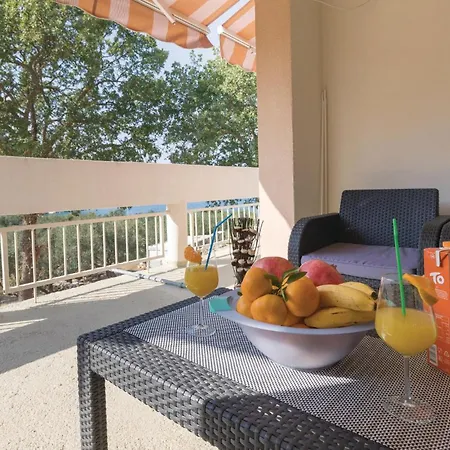 Сasa de vacaciones Three-bedroom In