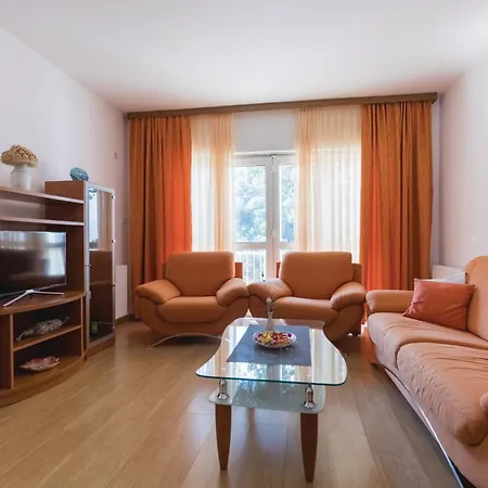 Three-bedroom In Semesterbostad *